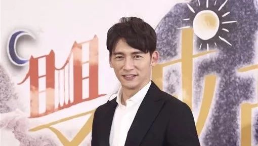 《双城故事》举办首映会,温升豪戏中多次有吻戏!