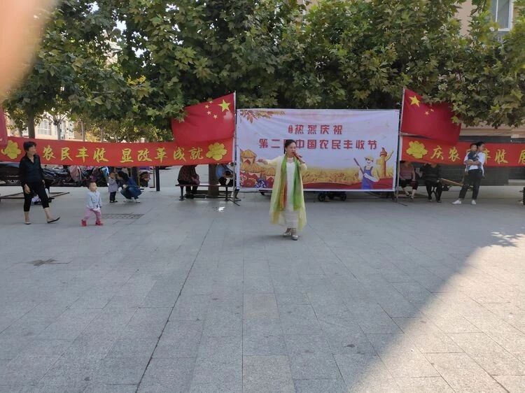 银湾集团｜喜迎国庆专题：水岸鑫城举办“迎国庆 庆丰收”文艺活