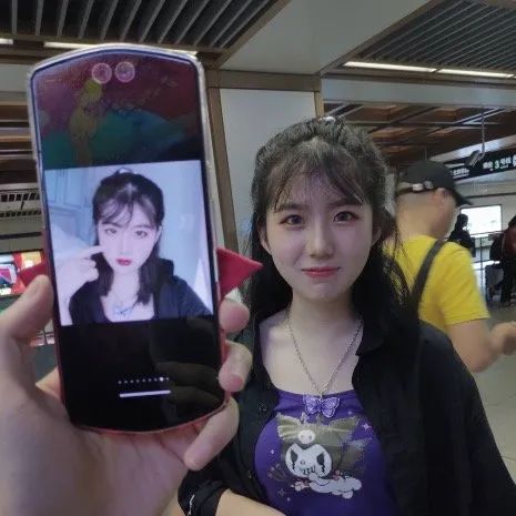 见网友竟然真人比照片好看