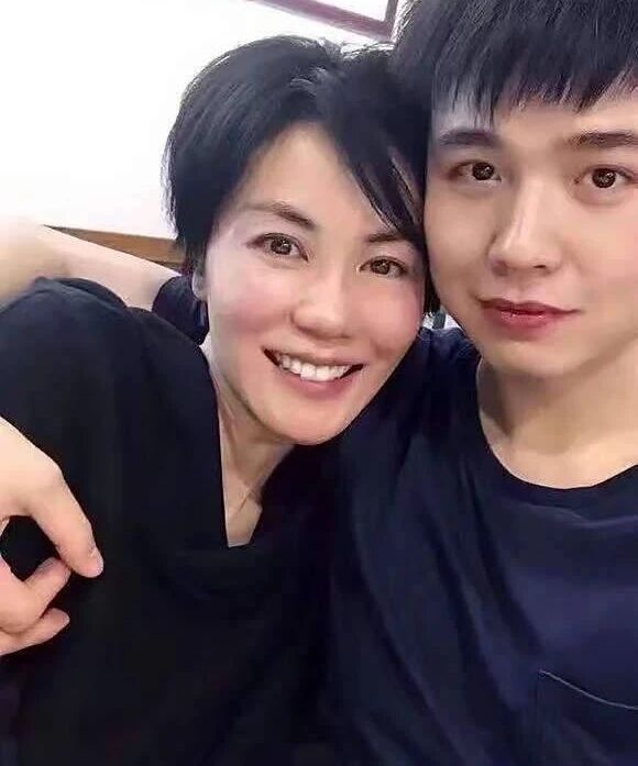 分手？王菲与一男子短短数月多次被拍同框，期间不见谢霆锋相伴
