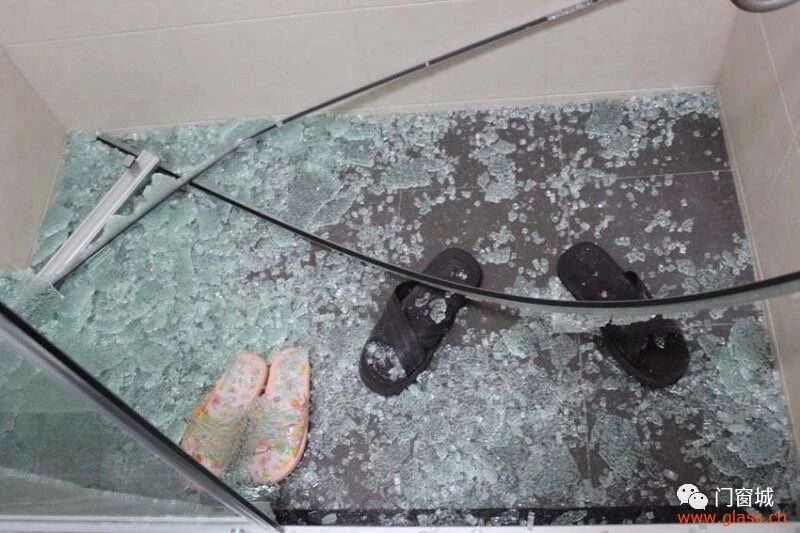 钢化玻璃自爆是因为夏天高温引起的吗？