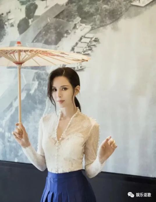 54岁李若彤展现“静态美”白色仙裙墨画风,逆龄生长不显老