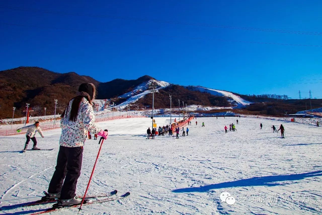 石京龙滑雪场采用国际先进的造雪设备，雪道宽敞，场内设有一条双人吊椅式缆车，四条拖牵式缆车，每小时可运送600名滑雪者上山。