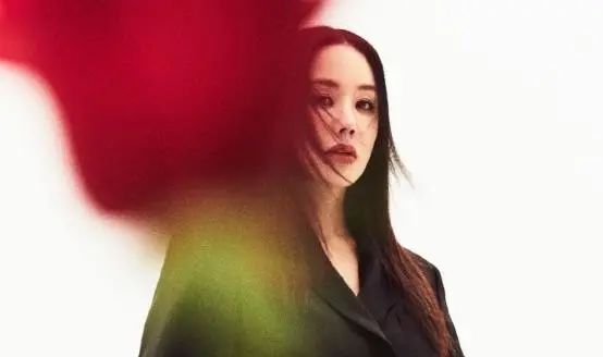 52岁的严正花,不屈服奶奶的年龄,少女般的身材是怎么保养出来的