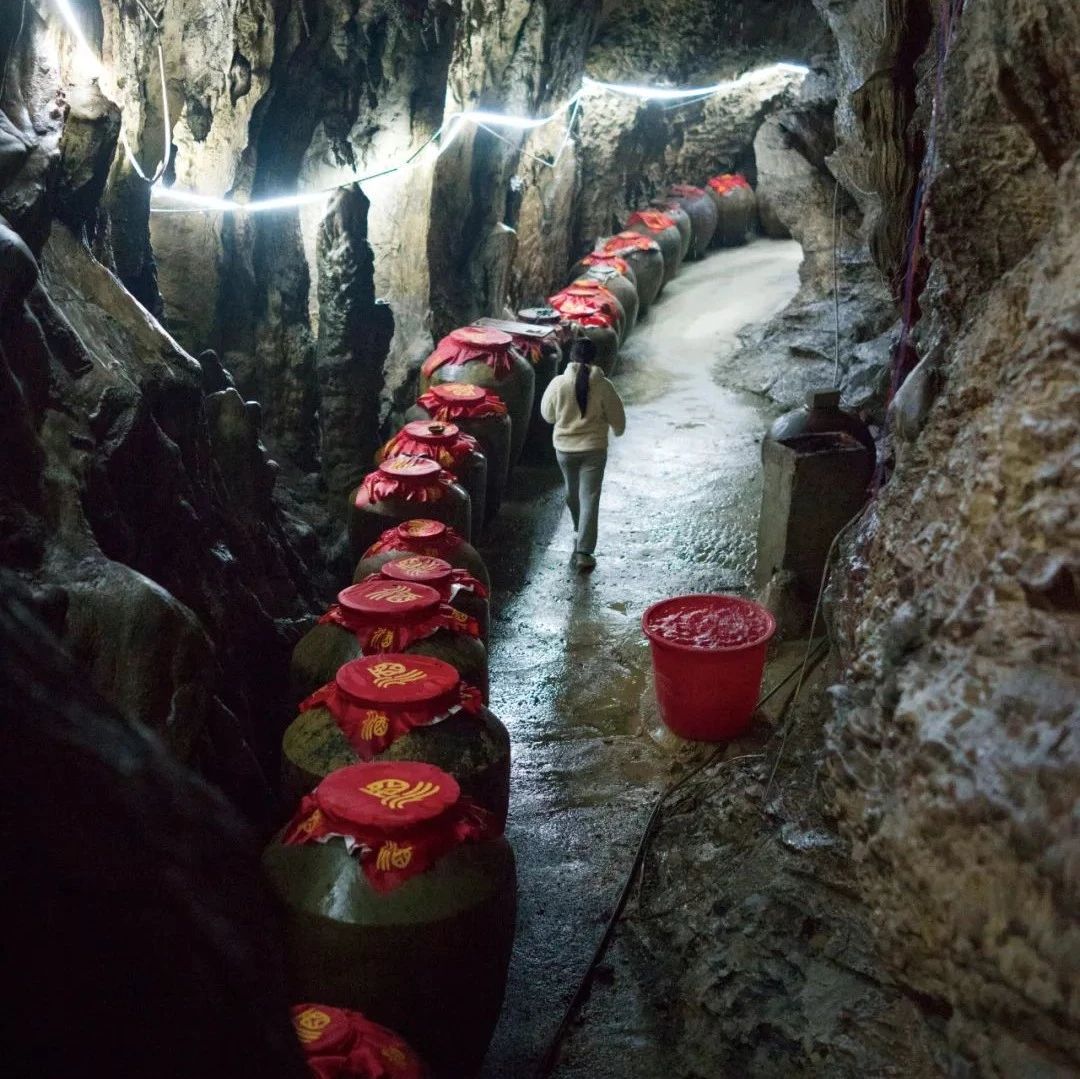 魔幻的流量生意：出狱后年入百万，“江湖大哥”变带货网红