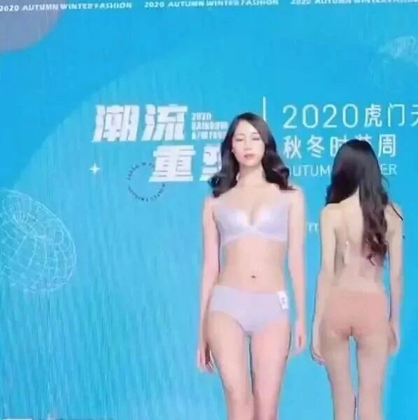 “既然是秋冬时装周，为什么模特穿这么清凉？”​