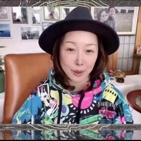 孙悦分明快成老太太了，还穿潮卫衣装时髦，素颜难掩脸上的沧桑！