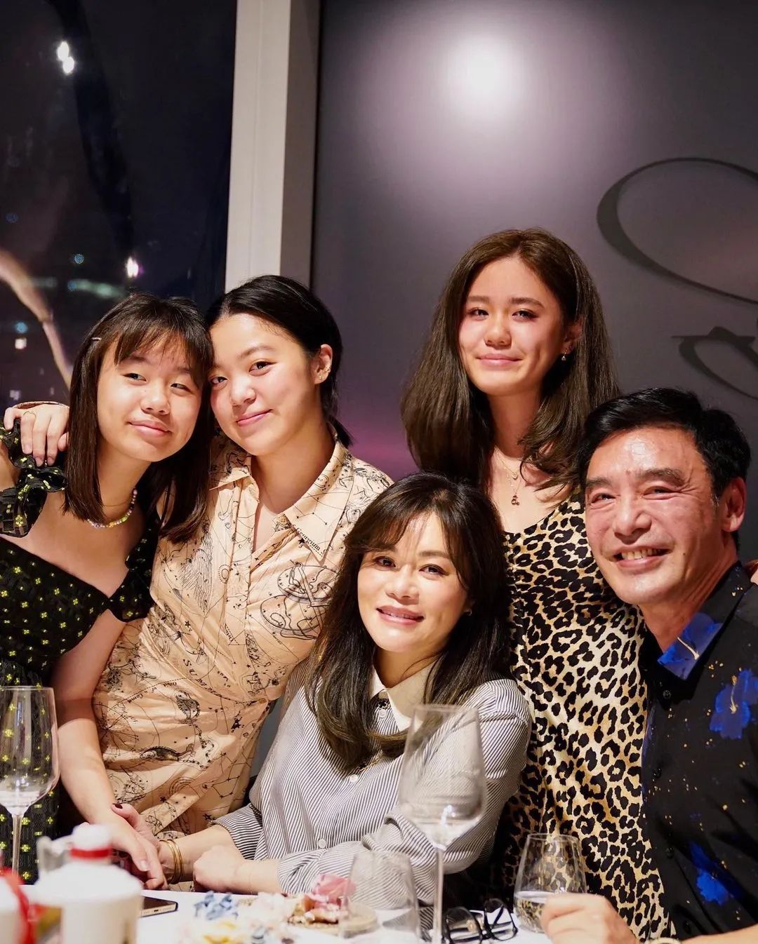 钟镇涛一家五口罕同框,章小蕙女儿五官太像妈,颜值碾压范姜女儿