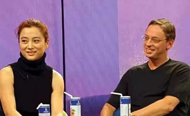 曾是央视主持，嫁老外被弃后便回国捞金，今想带儿出道儿却不领情