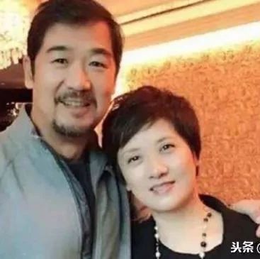 张国立妻子邓婕,时隔多年再度出镜,肤白笑容甜,这是61岁的人?