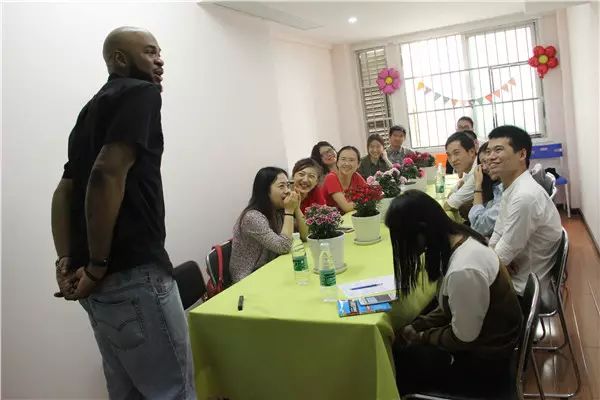 瑞德特外教漫談同為禮儀，中美大不同