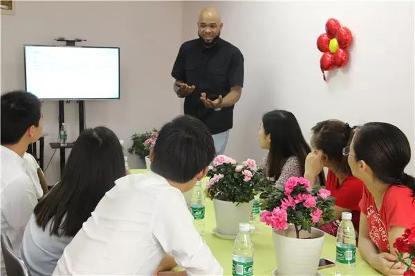 瑞德特外教漫談同為禮儀，中美大不同