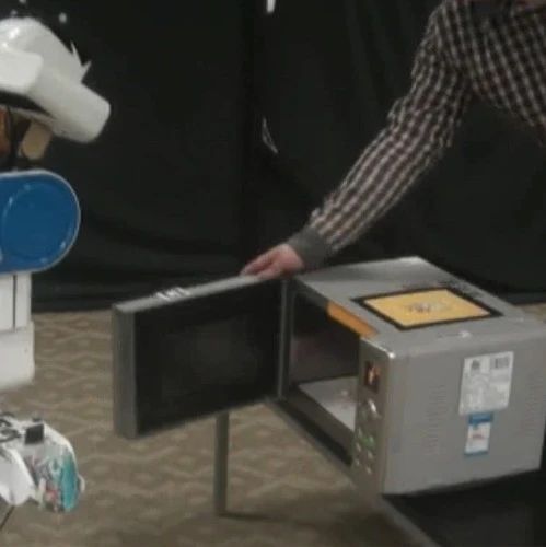 机器人刚要热牛奶，我们又把微波炉门关上。机器人：人是最麻烦的