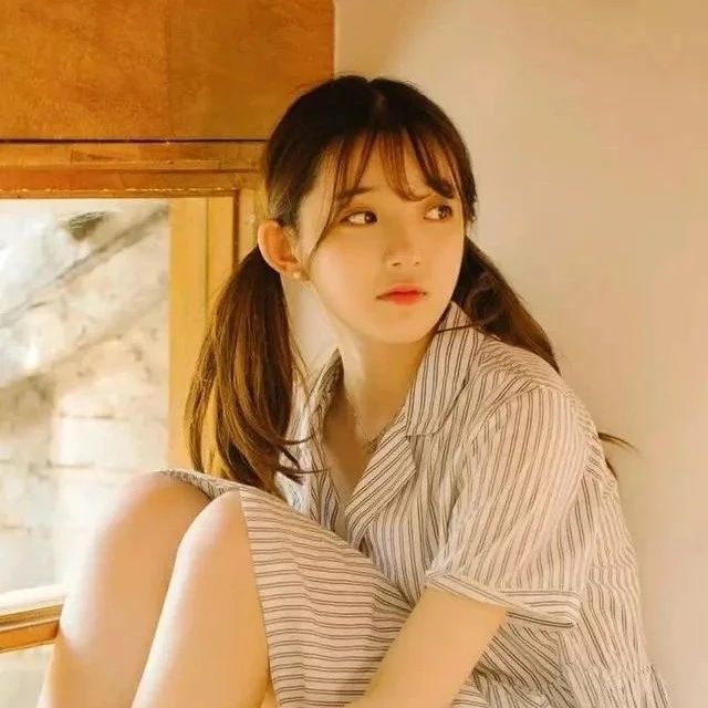 搞笑GIF：妹子，你睡觉不分反正面吧？