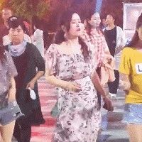 搞笑GIF：狗子你是不是猴子请来的救兵？