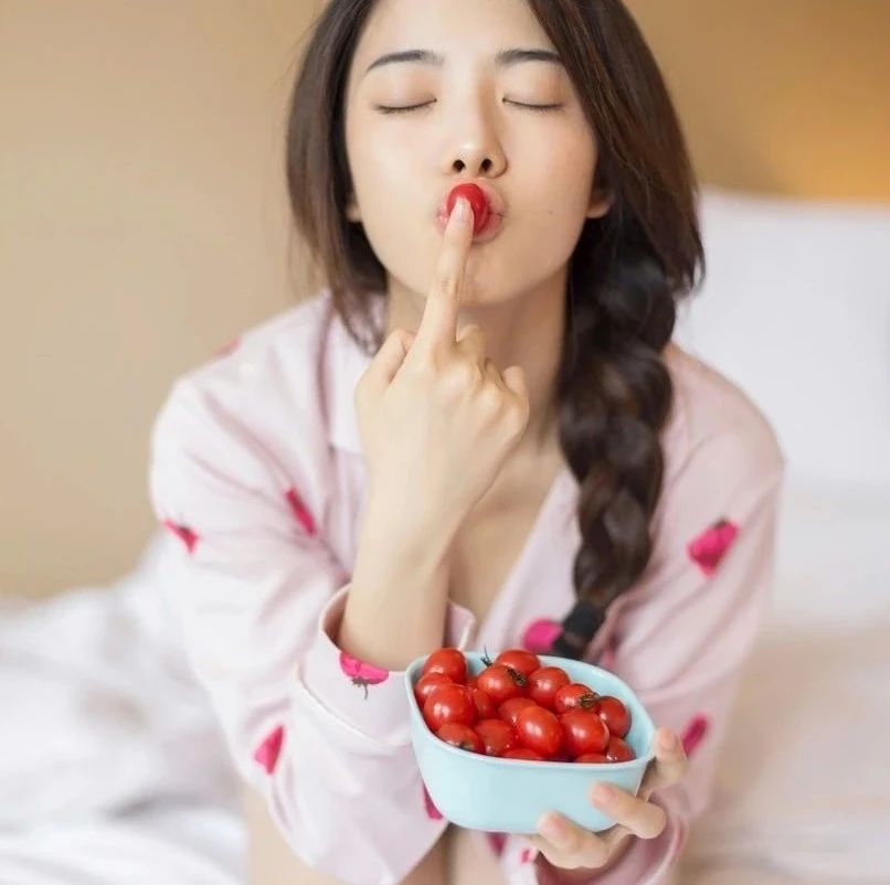搞笑GIF：大哥这下大意了吧，真以为冷血动物是好惹的吗？