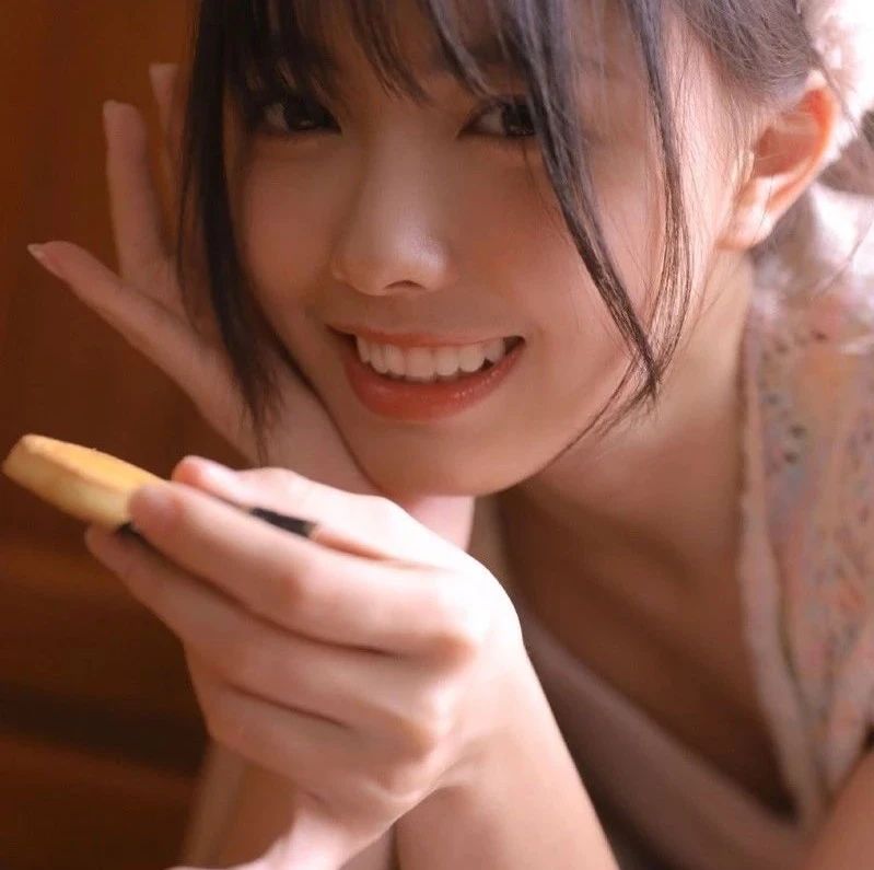 搞笑GIF：哥们，你跳的是真快，都看不到脚动了！