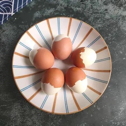 煮鸡蛋时，不要用清水煮，多加两种料，蛋壳一剥就掉，嫩滑又好吃