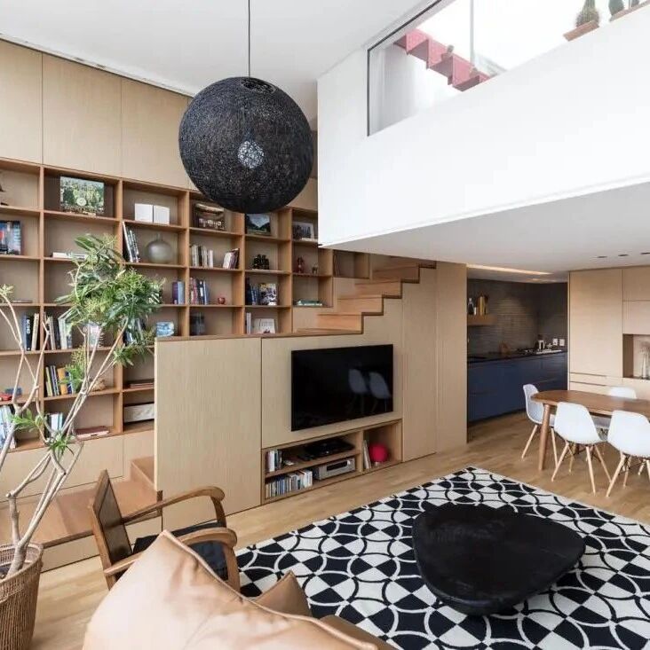 又是别人买的顶楼带双层露台，业主再加一节楼梯通楼顶，3个露台！