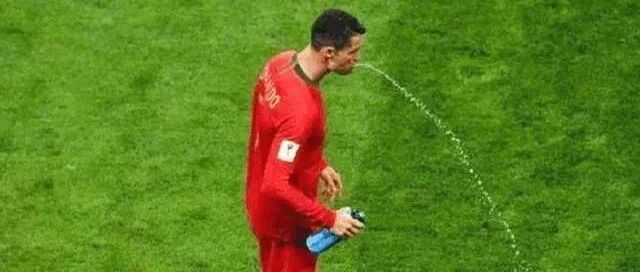 比赛中足球运动员为何不能喝水？