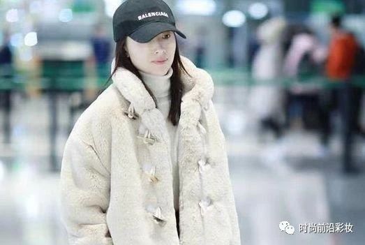 董洁的羊羔毛外套又出镜了,素颜依然好气色,金项链抢镜了