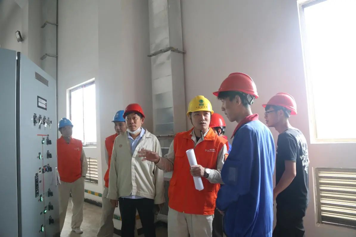 2020年5月27日，共产党员服务队指导比亚迪工作人员解决电力设备问题