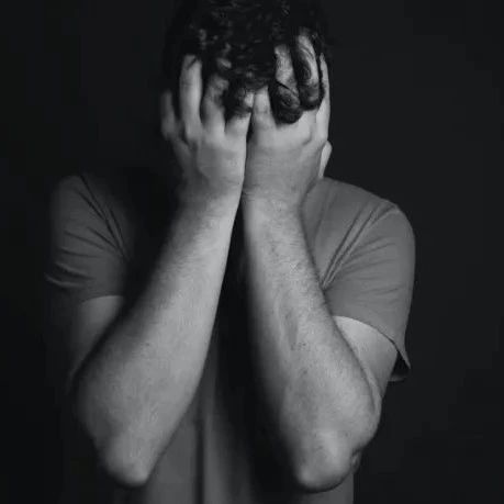 2年前被母亲扇耳光跳楼自杀的14岁男生，他的妈妈也离开人世了…