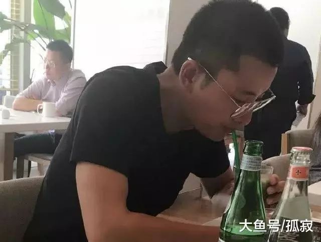 贾乃亮街头一个人喝闷酒,裤子起球掉线没人管,网友:李小璐呢?