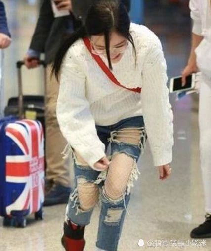 李小璐穿嘻哈服在机场跟男子热聊,脚下突然一滑,网友不淡定了