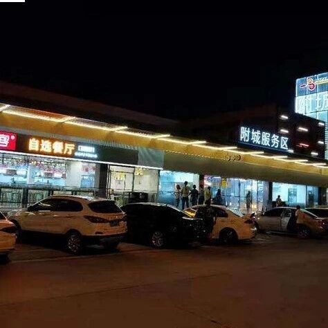 再困也不能在高速服务区睡觉？车主：想睡，但是真心睡不起！