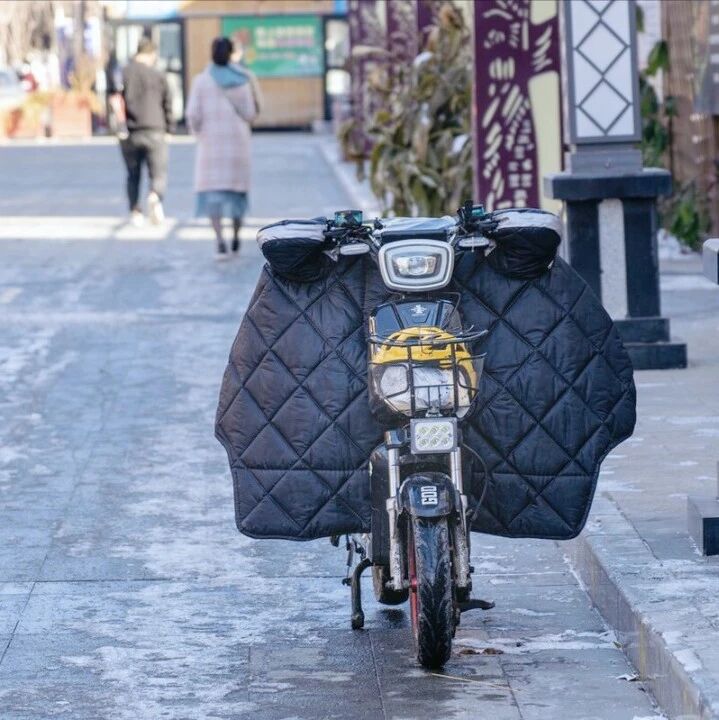 电动车不让用挡风被后，多地出现新的防寒方式，网友：都是精明人
