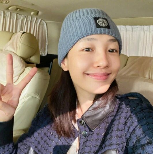 白百何带俩娃聚餐被偷拍！爸爸怀抱小儿子好慈爱，绯闻男友也在场