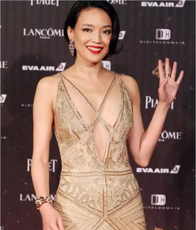 舒淇厉害了,仅靠两条线交叉相绑着,网友:冯德伦看到会怎么想?