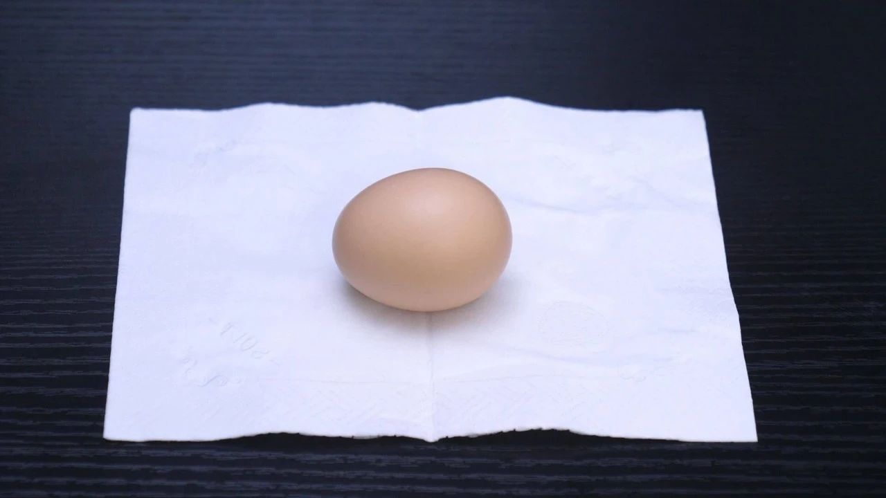 鸡蛋别再水煮了，只需一张纸，5分钟煮一锅，不破不粘，老嫩适中