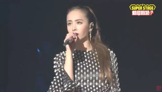 蔡依林演唱《小幸运+那些年+听见下雨的声音》