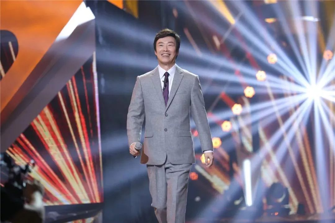 费玉清因双亲去世退出演艺圈,国庆假期到了,回家陪陪父母吧!