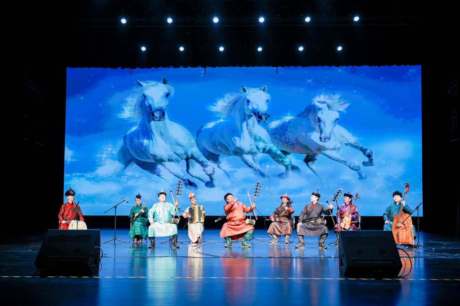 10月28日蒙晋湘宁文艺交流惠民演出在内蒙古群众艺术馆剧场开启 第2张