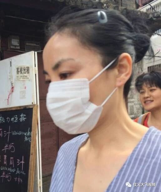 王菲最新近况曝光，内衣都不穿就在大街溜达，被游客发现一路狂跑！