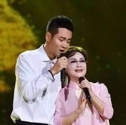 李谷一、徐子崴央视深情演唱母子情:《你养我长大,我陪你变老》