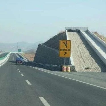 这种“救命”车道，关键时刻很重要！如何使用看这里