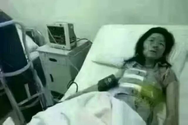 保险公司经理换癌，我有保险、有钱，请治好我！医生摊开双手说：