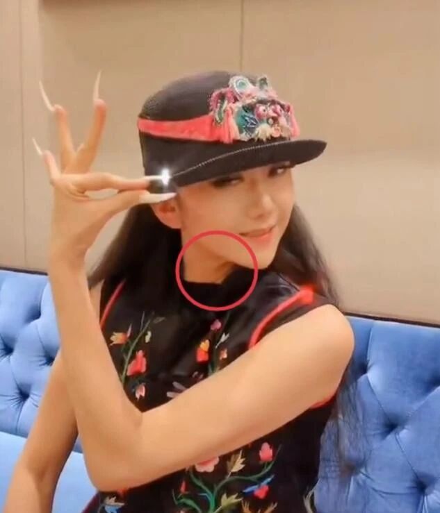 当年，杨丽萍的婆婆对她说：给我生个孙子吧，百亿的家产都给你