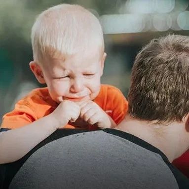 被父母吼骂后，孩子转身就忘了？不是孩子不记仇，而是......