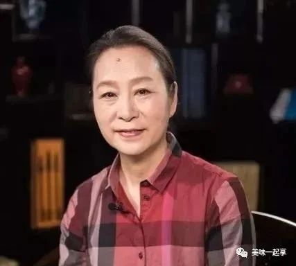 演员奚美娟:没出月子被离婚,单亲妈妈27年,风光背后有眼泪