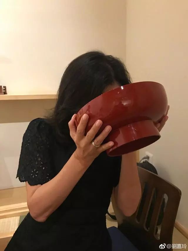 吴昕晒自拍说这样吃饭显脸小,被邓超嘲笑:吐了?