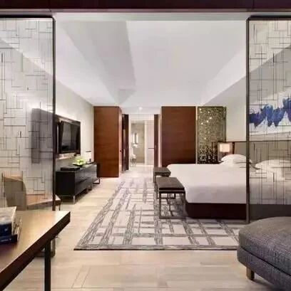 用隔断来代替门，把家里的单间变得和套房一样