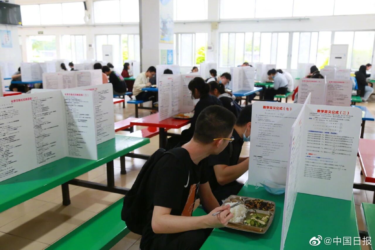 学校▲【围观】头戴“一米帽”、吃饭放隔板……为了“神兽们”的安全，学校也是拼了