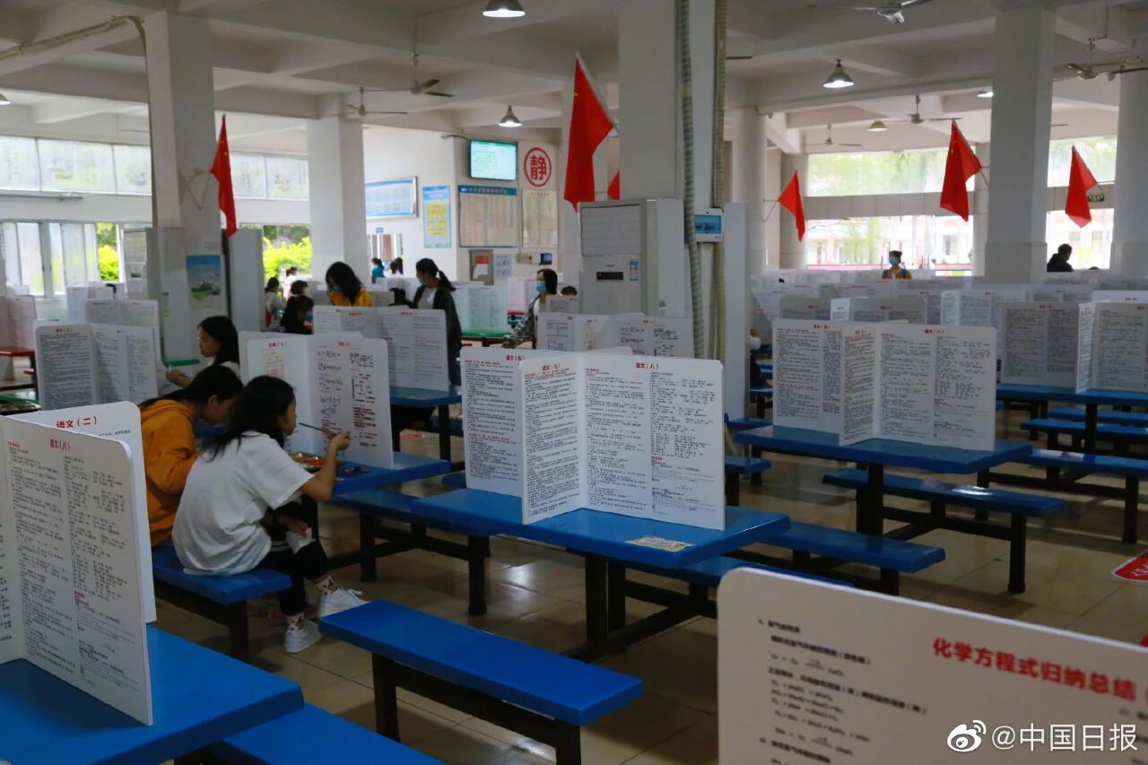 学校▲【围观】头戴“一米帽”、吃饭放隔板……为了“神兽们”的安全，学校也是拼了