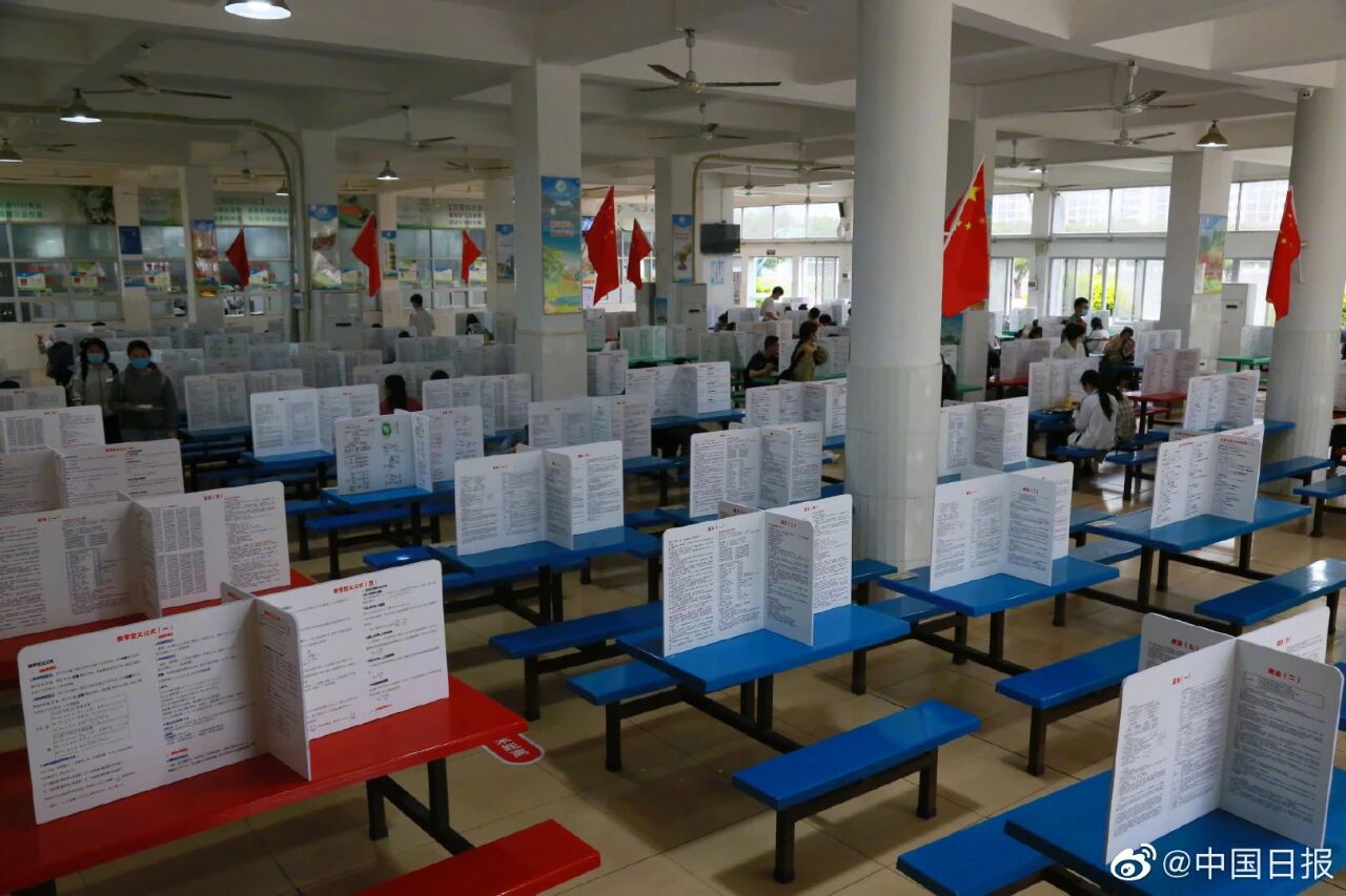 学校▲【围观】头戴“一米帽”、吃饭放隔板……为了“神兽们”的安全，学校也是拼了