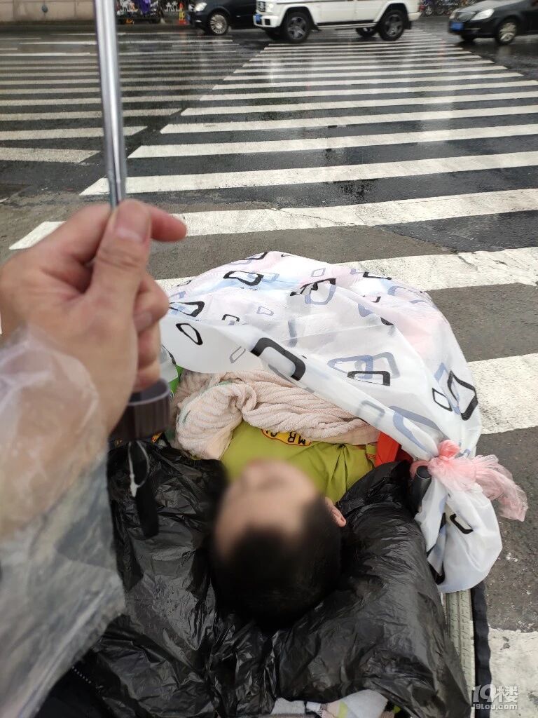 先生【泪目】大雨中，这些人的举动暖了一位爸爸的心